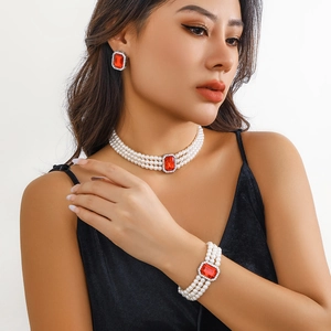 Détail de la parure de bijoux 3 pièces avec perles et pierre précieuse rouge rectangulaire