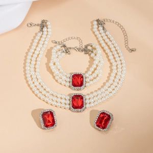 Détail de parure de bijoux 4 pièces en perles avec gemmes rouges et cristaux brillants