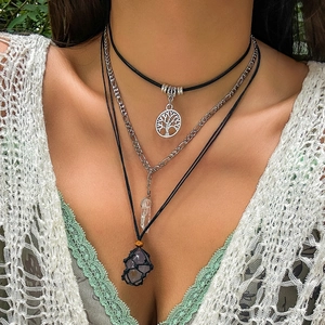 Detail einer Boho-Halskette mit Lebensbaum, Bergkristall und Amethyst-Edelsteinanhänger