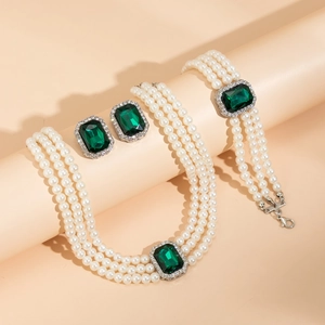 Parure de bijoux en perles à trois couches avec pierres émeraude et boucles d'oreilles clous