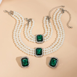 Détail du parure collier de perles multicouche avec gemmes vertes et strass brillants