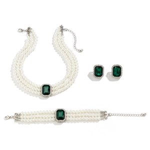 Détails de parure vintage avec perles multicouches et pierres précieuses vert émeraude
