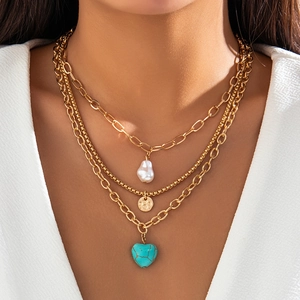Collier bohème doré à trois rangs avec cœur turquoise, perle et pendentif disque