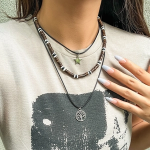 Nahaufnahme des mehrlagigen Boho-Halsketten-Sets mit Lebensbaum-Anhänger und Stern