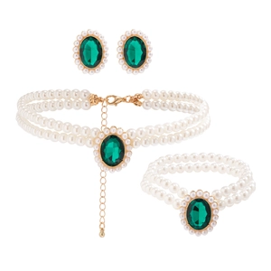 Ensemble détaillé de collier de perles multicouches avec pierre ovale verte et métal doré