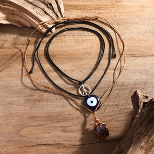 Detail von mehrlagigen Halsketten mit Evil Eye Anhänger und Amethyst im Seilnetz