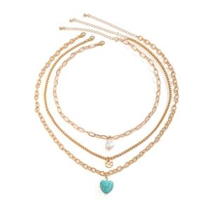 Collier multicouche en perles baroques avec pendentif coeur turquoise et médaillons