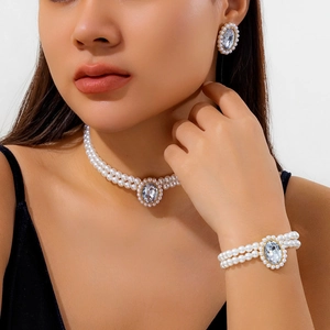 Détail de la parure en perles double rang avec cristal ovale et contour perlé