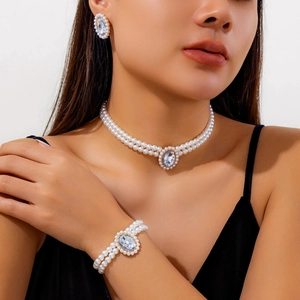 Détail de la parure de bijoux en perles double rang avec choker et cristal central