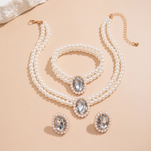 Détail d'un ensemble collier double rangée, bracelet et boucles d'oreilles en perles