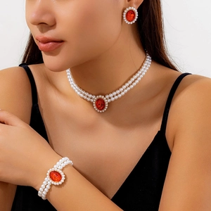 Vue détaillée du collier de perles à double rang avec un cabochon rouge élégant