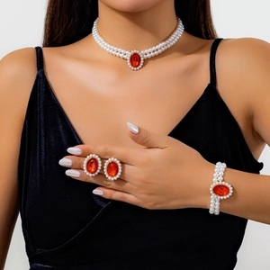 Vue détaillée du choker de mariée avec doubles rangs de perles et gemme rouge centrale
