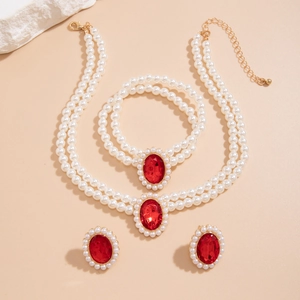 Détail du parure de bijoux en perles double rang avec pierres rouges et fermoir doré