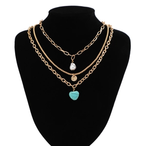 Collier doré à trois rangs avec perle baroque, disque et pendentif cœur turquoise