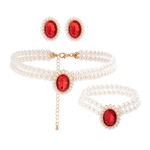 Détail d'un ensemble de bijoux de luxe avec pierres rouges et perles sur alliage doré