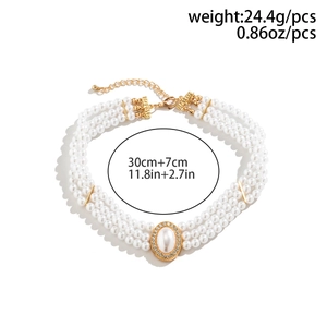 Détail du collier choker à trois rangs de perles avec perles turquoise et fermoir doré
