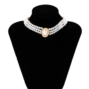 Détail d'un collier ras du cou à trois rangées de perles sur un mannequin noir