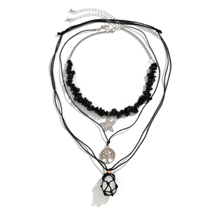 Detail einer mehrlagigen Boho-Kette mit Stern-Anhängern, Lebensbaum und Rohstein-Anhänger