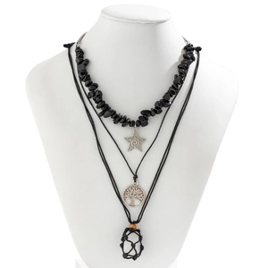 Dreilagige Boho-Halskette mit Lebensbaum, Stern-Anhang und Naturstein auf einem Halsmodell