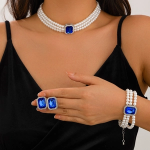 Vue détaillée de la parure de bijoux en perles à 3 rangs avec pierres bleues et boucles