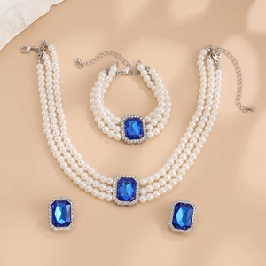 Parure bijoux perles triple rang avec pierres bleues sur collier, bracelet et boucles