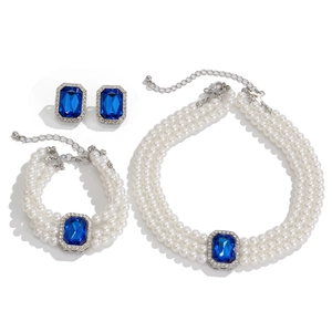 Détail de parure collier et bracelet en perles multicouches avec pierres bleues