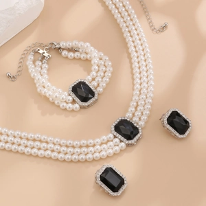 Détails d'un ensemble de bijoux en perles 3 rangs avec pierres noires et strass brillants
