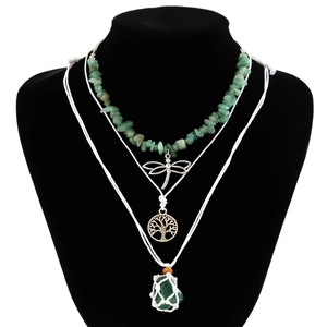Detail einer mehrlagigen Boho-Kette mit grünen Steinen, Libelle und Lebensbaum-Anhänger