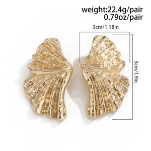 Dettaglio orecchini a foglia di ginkgo dorata testurizzata, altezza 5cm e peso 22,4g