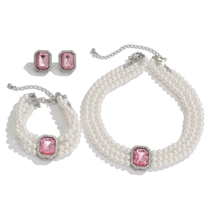 Vue détaillée de l'ensemble de bijoux avec perles blanches et gemmes roses plaqué argent