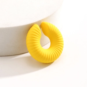 Dettaglio del polsino auricolare giallo a forma di U con texture a coste e design moderno