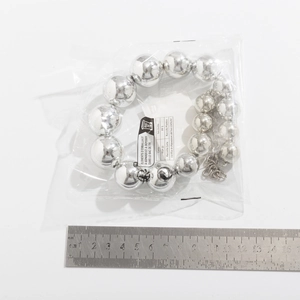 Détail du grand collier ras de cou à billes argentées avec échelle de mesure