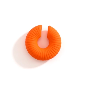 Dettaglio di un earcuff arancione a forma di C con una raffinata trama a pieghe verticali