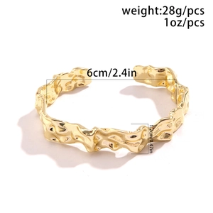 Gouden open armband met lavastructuur, diameter 6 cm en een breedte van 1,2 cm
