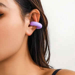 Dettaglio di un earcuff a spirale viola per orecchie senza buco indossato da modella
