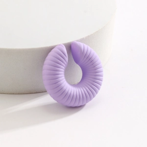 Dettaglio macro del polsino dell'orecchio lavanda con trama a coste e motivo a spirale