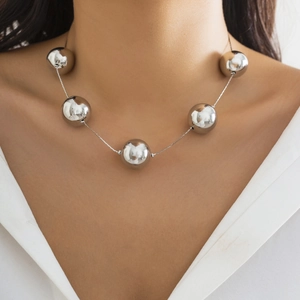 Collier punk avec grandes perles en métal argenté poli sur une chaîne ras du cou