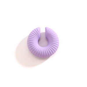 Dettaglio macro di un orecchino a cerchio a C viola lavanda con design a strisce verticali