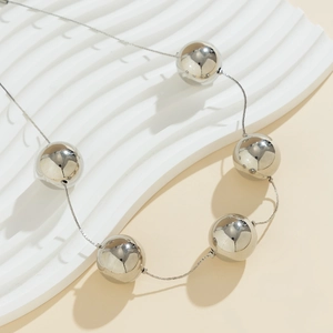 Détail du collier punk argenté avec cinq grandes perles rondes hautement polies