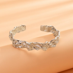 Detail van zilveren armband met onregelmatige lavatectuur en uniek golvend oppervlak