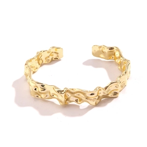 Gouden open armband met onregelmatige lavatectuur en organisch geplooid ontwerp