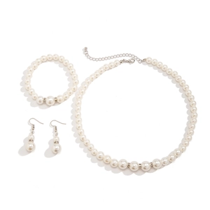Detail van barokke parelset met halsketting, armband en oorbellen met zilveren sluitingen