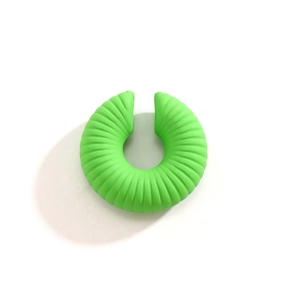 Dettaglio dell'orecchino a clip verde scanalato con struttura a C antiscivolo