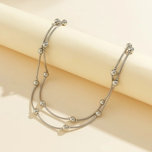 Détail du collier choker punk argenté à double couche avec perles et barres polies