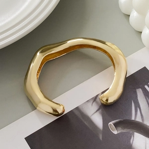 Minimalistische onregelmatige gegolfde gouden manchetarmband met spiegelglansafwerking