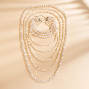 Gedetailleerd zicht op de gelaagde barokke parelketting set met elegante schaduwpatronen