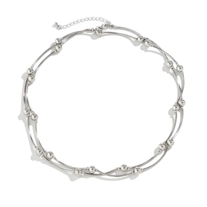 Détail du collier à plusieurs rangs de perles argentées avec fermoir mousqueton réglable