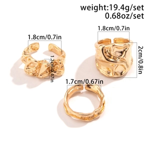 Set van drie gouden lava-ringen met onregelmatig ontwerp en getextureerde rimpels