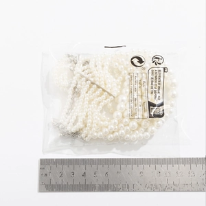 Detail van meerlaagse barokke parelketting met liniaal die breedte van 9cm toont