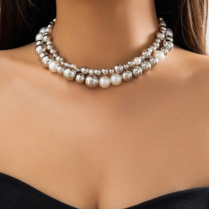 Gros plan du collier double rang perles argentées et perles d'imitation blanches